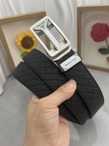 品名：普拉达 原单 自动带 材质：原单牛皮腰带 百分百头层牛皮腰带保证真皮，24K纯钢扣，专柜原单品质、做工精细，时尚大牌，送人自用首选 包装： 请认准如图专柜