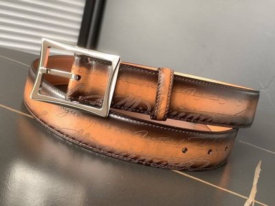 Berluti 布鲁提 新款上新 最新款男士腰带，高端质感感受，顶级擦色小牛皮质感极好，五金Logo立体分明，欧美风格走马蜡线手工缝制，色泽高端
