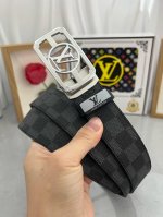 品名：Lv..路易..威登自动带 材质：原单牛皮腰带 百分百头层牛皮腰带保证真皮，24K纯钢扣，专柜原单品质、做工精细，时尚大牌，送人自用首选 包装： 请认准如