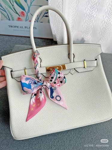 爱马仕Hermes “俄耳甫斯的魔力”Baguette Twilly小丝巾Twilly小丝巾 100%桑蚕丝 重磅18姆米斜纹面料这款小巧的真丝配饰点缀双色条纹