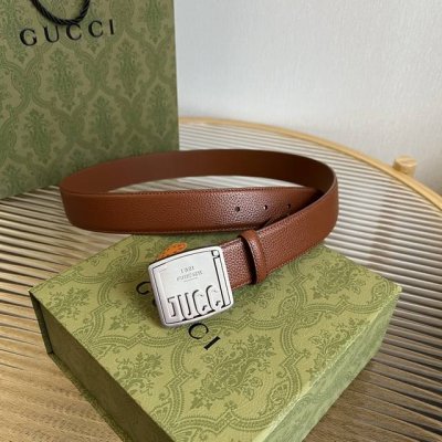 G家 宽度3.5 男士腰带 各式百搭单品继续为Gucci 2024早春系列添姿加彩。这款时尚腰带以黑色皮革匠心呈现，配以由钯金色调金属打造的Gucci铭牌腰带扣