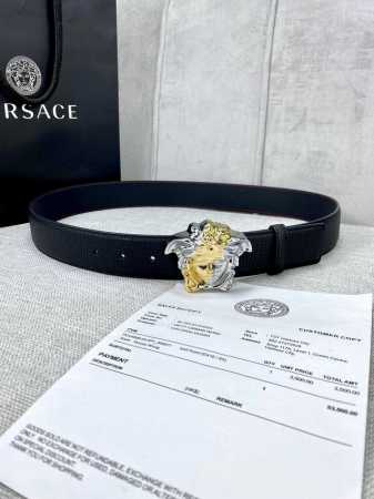 宽度4.0Cm Versace范思哲采用进口万象纹牛皮，此款平面腰带配有醒目的美杜莎头像搭扣，可为任何造型增添几分立体雅致效果。 - 点击图像关闭
