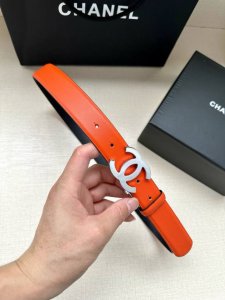 特 宽度3.0Cm Chanel香奈儿 旋转 双c小牛皮与银色 枪色 金色金属腰带 多颜色女款腰带搭配！此五金可旋转使用 带身均两面颜色 。