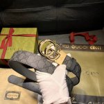 特 古奇 新款 Gg Marmont系列每一季都会推陈出新，为灵感源于70年代的标志性gg配件注入现代精髓。这款灰色和黑色gg Supreme帆布腰带反面采用灰
