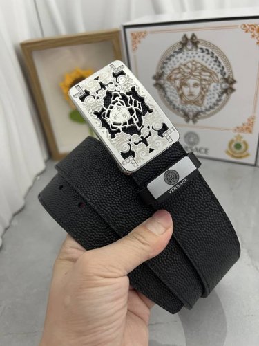 品名：Versace.范思哲 材质：原单牛皮腰带 百分百头层牛皮腰带保证真皮，24K纯钢扣，专柜原单品质、做工精细，时尚大牌，送人自用首选 包装： 请认准如图专