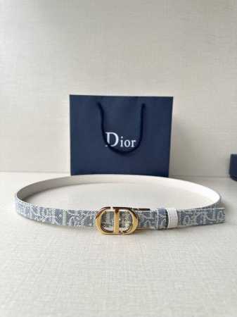 宽度2.0Cm Dior 受到标志性的同名手袋的启发 Montaigne腰带提供可翻转的版本 这要归功于其旋转机制 一侧采用天然光滑的小牛皮制成 - 点击图像关闭