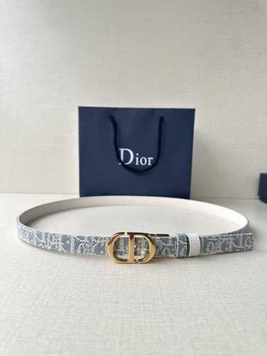 宽度2.0Cm Dior 受到标志性的同名手袋的启发 Montaigne腰带提供可翻转的版本 这要归功于其旋转机制 一侧采用天然光滑的小牛皮制成