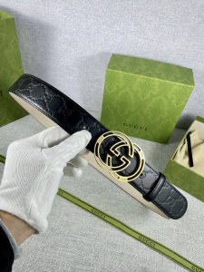 宽度4.0Cm Gucci Marmont系列每一季都会推陈出新，为灵感源于70年代的标志性gg钢扣配件注入现代精髓。这款钻石gg 热压经典款腰带反面采用两面头