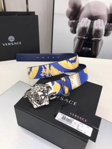 范思哲Versace 由柔软的萨菲亚诺皮革制成，这个可逆的皮带具有单色，一面夸耀金巴洛克印刷。具有三维美杜莎扣。4.0Cm宽