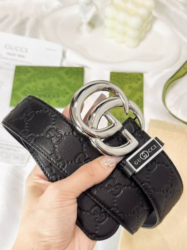 皮带：古奇.Gu...Cci原单 腰带：百分百头层牛皮，保证真皮，24K亮面纯钢扣双面可用专柜同等质量， 送人自用首选 包装： 请认准如图专柜全套礼盒包装，赠送