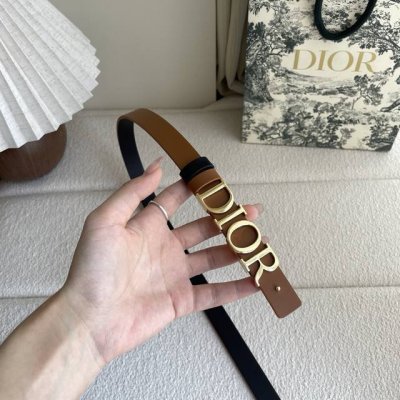 特 Dior这款腰带采用双面设计 搭配可拆卸腰带扣 采用光滑牛皮材质精心制作 双面可用 搭配富有光泽的金色饰金属Dior腰带扣 突显腰部曲线 彰显优雅气质 可与
