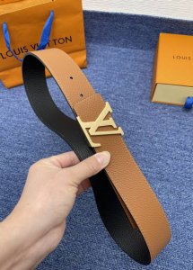 品牌Lv 4.0Cm 描述这款饰有Lv带扣的腰带配以水牛皮衬里，覆以Monogram 牛皮。展现细腻的品牌特质，是牛仔裤的理想配件 Lv字母带扣 Monogra