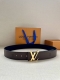 4.0宽 本款 Lv Initiales Blason 40 毫米双面腰带诠释创意总监 Pharrell Williams 对品牌传统与摩登风尚的热忱。柔软皮革