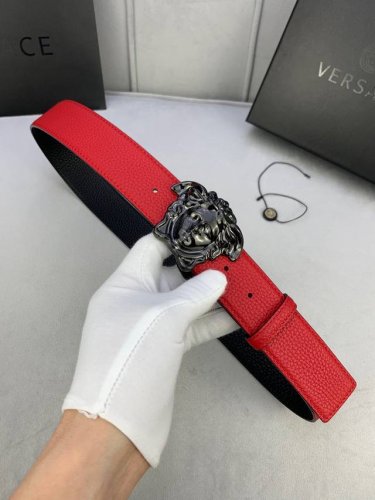 宽度4.0Cm 范思哲 此款平纹磨砂底 腰带饰有标志性的versace美杜莎头像扣，彰显品牌格调。是一款精美的衣橱必备单品。