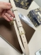 迪奥特P190 这款 Miss Dior 腰带从经典的 Lady Dior 手袋汲取灵感，是二零二三年冬季成衣系列新品。采用黑色光滑牛皮革精心制作，搭配 Cd