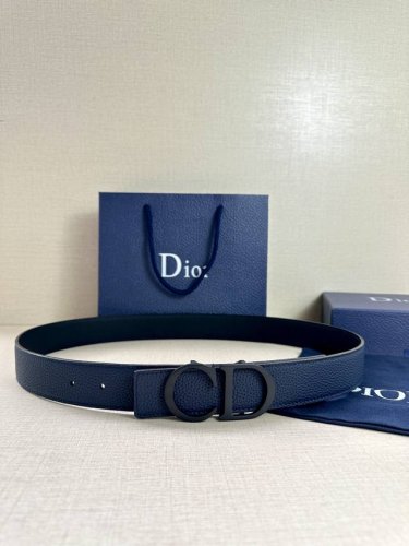 Dior 这款双面腰带结合典雅气质与摩登风范。双面均采用粒面牛皮革精心制作，一面为黑色，另一面为中国红、可搭配各式 35 毫米腰带扣，更添精致，打造富有个性特色