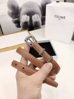 赛林Celine腰带选用珍贵奢华皮革精制而成，均为天然皮革，金色金属Triomphe 配领扣带扣，1.8Cm宽，