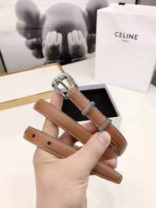 赛林Celine腰带选用珍贵奢华皮革精制而成，均为天然皮革，金色金属Triomphe 配领扣带扣，1.8Cm宽，