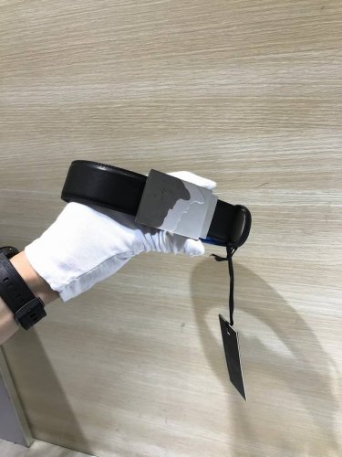 范思哲 专柜同款、实拍专柜官网，尺寸:宽35Mm，原版立体半脸间色美人头扣 ，极富设计美感 ，双面采用进口原版小牛皮压花，彰显个性，清晰美观，皮质软，手感舒适，