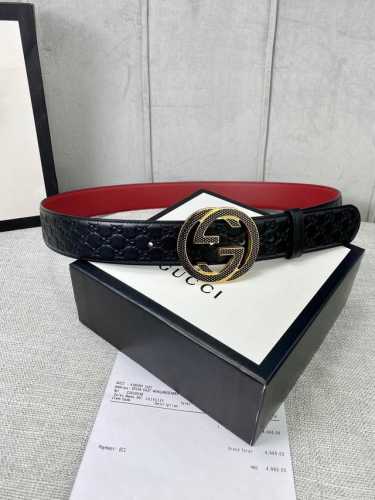 带宽4.0Cm Gucci 互扣式双G腰带，采用热压印技术的Gucci Signature皮革精制而成，巧妙搭配枣红色头层牛皮 触感厚实，印花图案清晰分明。五金