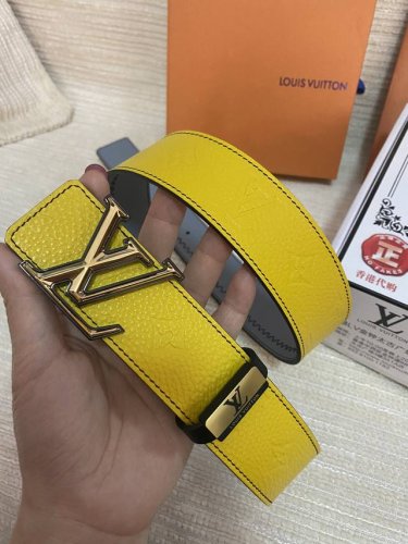 品名：Lv..路易..威登原单 材质：原单牛皮腰带 百分百头层牛皮腰带保证真皮，24K纯钢扣，专柜原单品质、做工精细，时尚大牌，送人自用首选 包装： 请认准如图