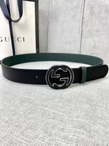 宽度3.8Cm Gucci Gg Marmont系列每一季都会推陈出新，为灵感源于70年代的标志性原版gg6.0Cm钢扣配件注入现代精髓。这款双色头层牛皮腰带