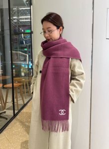 Chanel 香奈儿难得一见的温柔配色，超级迷恋气质低调恬静又不失优雅 重点推荐高级舒适时髦气质，简约却又不简单，大牌范十足，超级安利香奶奶这款触动内心的柔美围