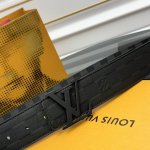 驴牌男士新款腰帶 寬度4Cm 訂製帆布面料飾有全新的圖案效果 颜色纯正 衬托進口小牛皮配色底 搭配精緻的字母搭扣 手感极佳 搭配專櫃最新原版禮品盒