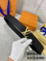 特 本款 Damier4.0宽双面腰带乃魅力天成的典范。由小牛皮制成，以点缀 搭扣的精心镂刻的 Damier 图案彰显品牌精湛工艺，风格时尚。双面皮带增添功能，