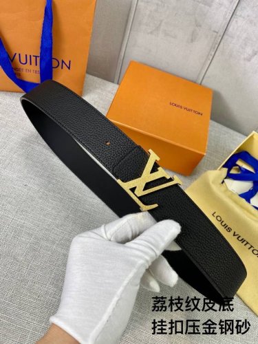 特 本款 Damier4.0宽双面腰带乃魅力天成的典范。由小牛皮制成，以点缀 搭扣的精心镂刻的 Damier 图案彰显品牌精湛工艺，风格时尚。双面皮带增添功能，