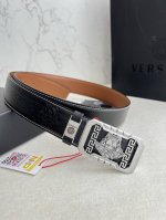 品名：Versace.范思哲原单腰带 皮带 型号：挂扣，经典人头纯钢材质扣头，头层牛皮，图片实物拍摄 材料：百分百头层牛皮，保证真皮。24K纯钢扣双面可用专柜同