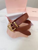 特 缪缪Miumiu专柜新款 这款皮革腰带是提升别致造型品味的理想之选。醒目的刻字五金徽标搭配方型针扣，手感柔软细腻的小牛皮。非常时尚百搭 宽:3.5Cm
