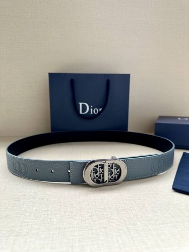 特 Dior 这款 35毫米双面腰带结合典雅气质与摩登风范。一面则采用迪奥灰粒面牛皮革，另一面则采用同色调压花 Cd Icon 标志。长度可调节，可搭配各式 3