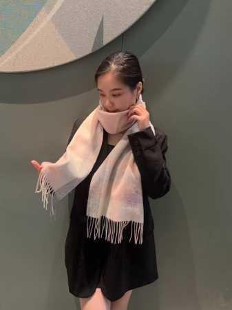 上新！Loewe 罗意威难得一见的温柔配色，低调又不失优雅 重点推荐高级舒适时髦气质，小众却大牌范十足，超级安利Loewe这款触动内心的柔美围巾，极其简单的颜色 - 点击图像关闭