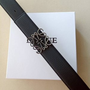 品牌:罗意威 价格特 尺寸:带宽32Mm 正品尺寸 五金材质:专柜精品扣，真空电镀，工艺精细 带身材质:天然头层牛皮，质感十足，手感柔软。时尚个性，经典百搭！可