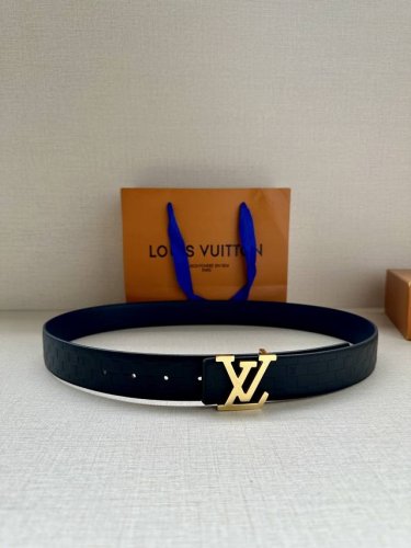 Lv pyramide Glitter 34毫米腰带洋溢 冬春皮具系列的青春格调 为经典 Damier 格纹 另一面的素净牛皮革演绎含蓄风范 Lv pyrami