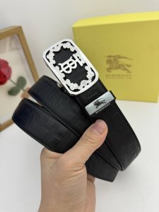 品名：巴宝莉 自动带 材质：原单牛皮腰带 百分百头层牛皮腰带保证真皮，24K纯钢扣，专柜原单品质、做工精细，时尚大牌，送人自用首选 包装： 请认准如图专柜包装赠