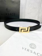 宽度3.5Cm Versace 范思哲 此款柔软的 手掌纹皮底 皮带饰有一个几何形状的希腊回纹别扣，既时尚又优雅。