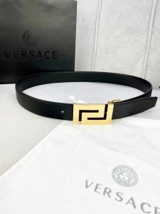 宽度3.5Cm Versace 范思哲 此款柔软的 手掌纹皮底 皮带饰有一个几何形状的希腊回纹别扣，既时尚又优雅。