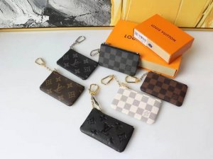 颜色 黑花 黑格 老花 白 咖格 钻黑格尺寸 11X7Damier 帆布小皮包可放零钱和钥匙，放入手袋或衣服口袋轻而易举。钥匙环，钥匙钩可以挂于大部分路易威登手