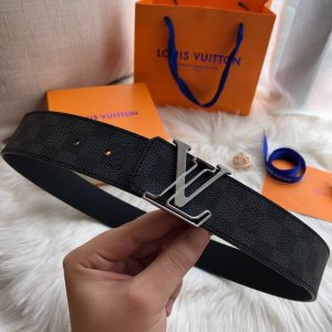 特P160 ：配全套包装盒 路易威登 尺寸:39Mm 正品尺寸 五金材质:专柜精品钢扣，真空电镀，工艺精细 带身材质:天然头层牛皮原单面料、质感超赞，手感柔软，