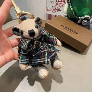 Burberry代工厂P小熊挂饰，巴宝莉格子风衣熊 肩膀铆钉 钥匙扣包包挂件 温柔到心里 准备已久、精致自留 ！ 内部填充物与专柜一致，手感真的很赞 五金扣全部