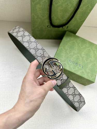 宽度3.8Cm Gg Marmont系列每一季都会推陈出新，为灵感源于70年代的标志性双G搭扣注入现代精髓。这款黑色米色和乌木色Gg Supreme帆布腰带反面
