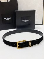 特 Salnt.Laurent.Paris. Le Cassandre粒面羊皮革腰带 腰带搭配可调节加长方扣和le Cassandre环扣。镌刻圣罗兰 Pari