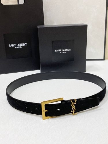 特 Salnt.Laurent.Paris. Le Cassandre粒面羊皮革腰带 腰带搭配可调节加长方扣和le Cassandre环扣。镌刻圣罗兰 Pari