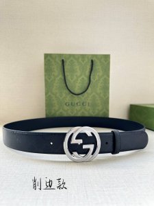 宽度3.8 Cm Gg Supreme帆布是品牌的一款代表性面料，其灵感源自30年代的典藏设计。互扣式双G以钯金色调配件亮眼呈现，致敬品牌悠久传承。 Gg Su