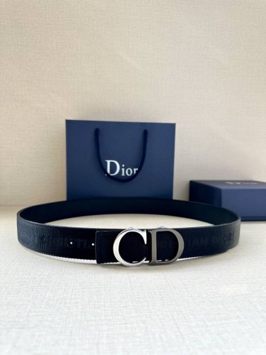 宽度3.5Cm Dior 这款腰带扣采用“Cd”标志造型，以不锈钢金属覆层精心打造。可与各式 35 毫米腰带搭配，提升格调，打造优雅精致的造型。