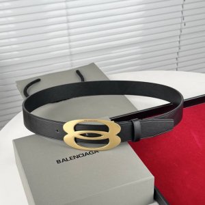 特 。 巴黎世家 宽度：3.5厘米 头层牛皮 复古做旧标识金属配件
