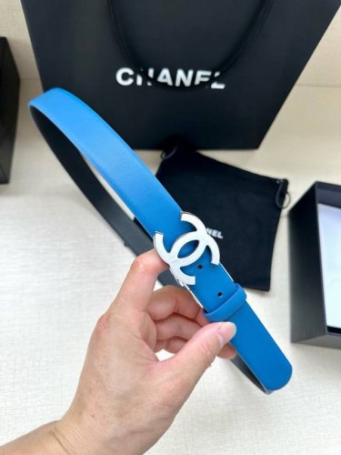 特 宽度3.0Cm Chanel香奈儿 旋转 双c小牛皮与银色 枪色 金色金属腰带 多颜色女款腰带搭配！此五金可旋转使用 带身均两面颜色 。