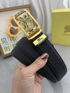 品名：巴宝莉 自动带 材质：原单牛皮腰带 百分百头层牛皮腰带保证真皮，24K纯钢扣，专柜原单品质、做工精细，时尚大牌，送人自用首选 包装： 请认准如图专柜包装赠